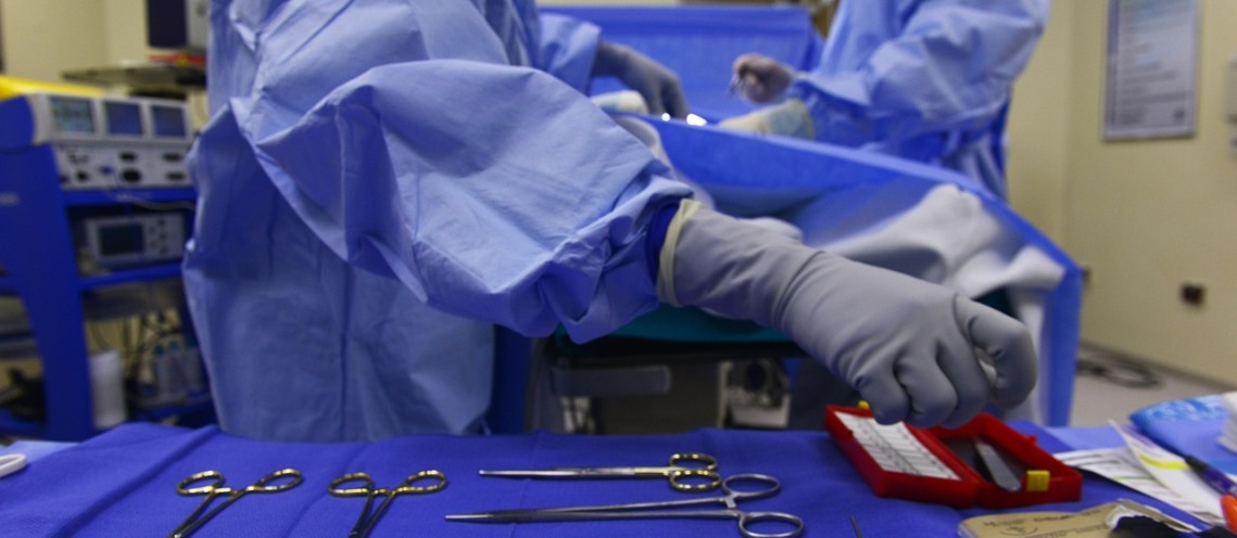 Por que os médicos usam roupas verdes ou azuis, em vez de brancas, no centro cirúrgico?